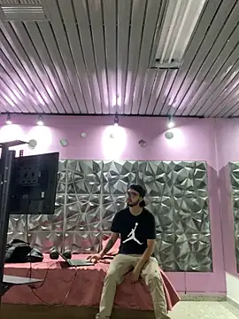 Snapshot of cristopher_wallacee chatting on 10/31/25, 01:41 cristopher wallacee online show from 10/31/25, 01:41