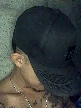 Snapshot of tattoos22 chatting on 10/31/25, 03:58 tattoos22 online show from 10/31/25, 03:58