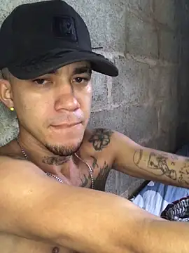 Snapshot of tattoos22 chatting on 10/29/25, 01:43 tattoos22 online show from 10/29/25, 01:43