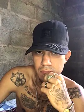 Snapshot of tattoos22 chatting on 10/24/25, 02:16 tattoos22 online show from 10/24/25, 02:16