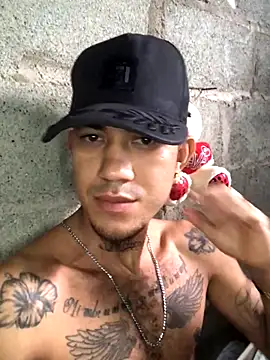 Snapshot of tattoos22 chatting on 10/26/25, 01:22 tattoos22 online show from 10/26/25, 01:22