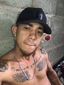 Snapshot of tattoos22 chatting on 10/28/25, 11:42 tattoos22 online show from 10/28/25, 11:42