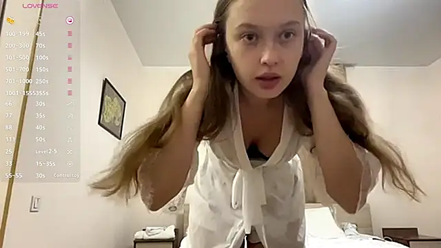Snapshot of CharlynDini chatting on 09/17/25, 02:41 CharlynDini online show from 09/17/25, 02:41