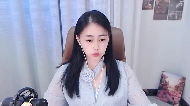 Snapshot of BOBO-jiang chatting on 10/19/25, 02:31 BOBO-jiang online show from 10/19/25, 02:31