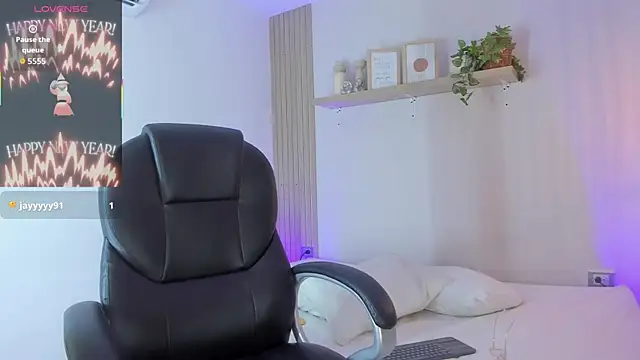 Cristalfoxy  online show from 01/06/26, 07:40