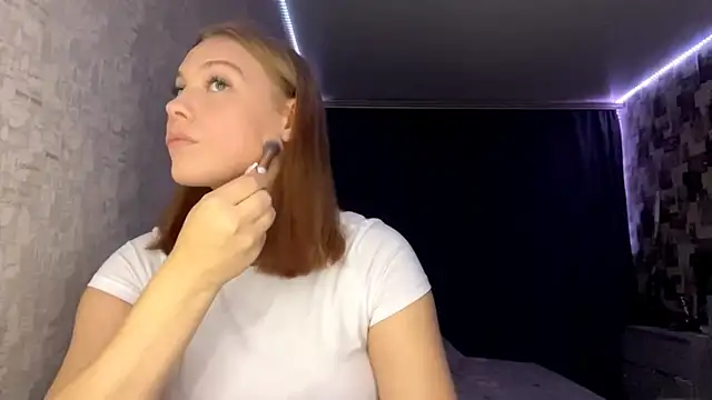 Snapshot of SwiiSweet chatting on 10/22/25, 04:17 SwiiSweet online show from 10/22/25, 04:17