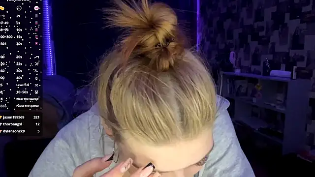 Snapshot of SwiiSweet chatting on 12/13/25, 08:04 SwiiSweet online show from 12/13/25, 08:04