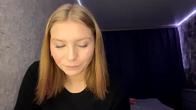 Snapshot of SwiiSweet chatting on 10/25/25, 04:07 SwiiSweet online show from 10/25/25, 04:07