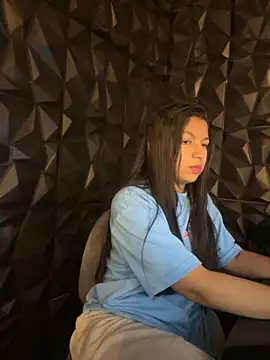 Snapshot of lil_charme chatting on 10/27/25, 04:30 lil charme online show from 10/27/25, 04:30