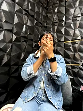 Snapshot of lil_charme chatting on 09/17/25, 08:11 lil charme online show from 09/17/25, 08:11