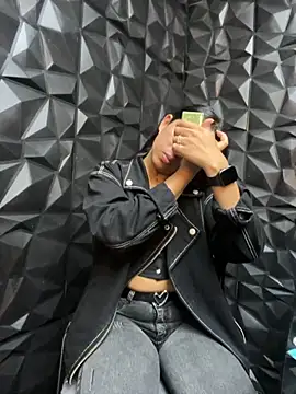 Snapshot of lil_charme chatting on 10/04/25, 06:09 lil charme online show from 10/04/25, 06:09