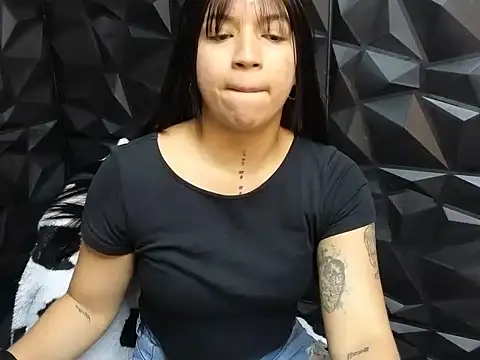 Snapshot of lil_charme chatting on 10/07/25, 05:14 lil charme online show from 10/07/25, 05:14