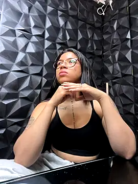 Snapshot of lil_charme chatting on 10/23/25, 11:03 lil charme online show from 10/23/25, 11:03