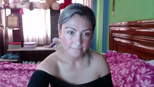 Snapshot of _Charlize_theron_ chatting on 10/26/25, 08:31 Charlize theron online show from 10/26/25, 08:31