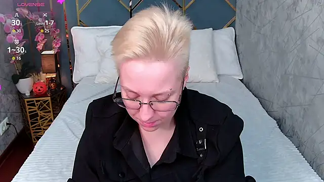 AlexandraGreen online show from 10/31/25, 09:11