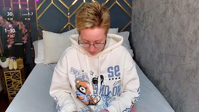 AlexandraGreen online show from 10/22/25, 04:06