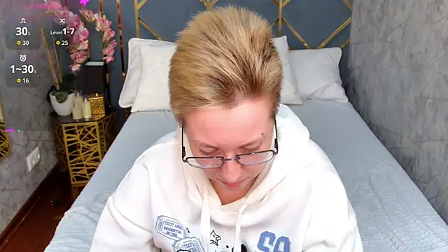 AlexandraGreen online show from 10/21/25, 03:55