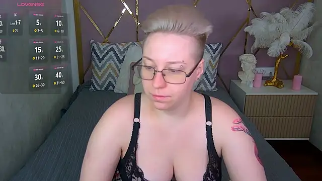 AlexandraGreen online show from 11/21/25, 09:03