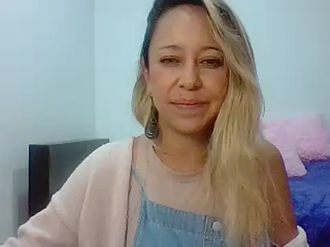 leah susman online show from 11/22/25, 01:37