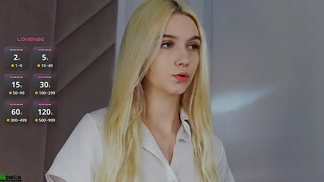 SaraHearts online show from 11/10/25, 03:44