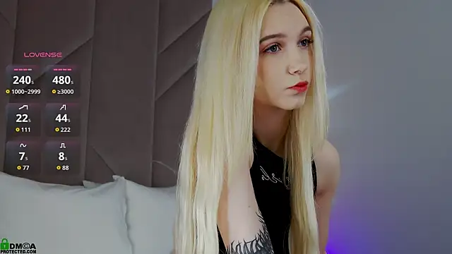 SaraHearts online show from 11/08/25, 01:42