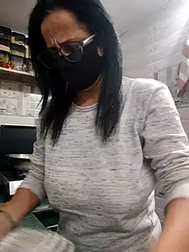 Snapshot of meenu_bhabhi547 chatting on 12/16/25, 03:00 meenu bhabhi547 online show from 12/16/25, 03:00