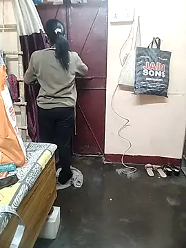 Snapshot of meenu_bhabhi547 chatting on 11/19/25, 04:56 meenu bhabhi547 online show from 11/19/25, 04:56