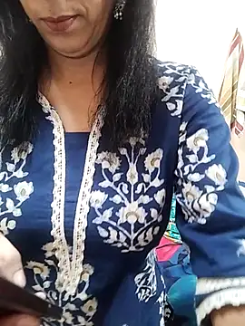 Snapshot of meenu_bhabhi547 chatting on 10/29/25, 04:22 meenu bhabhi547 online show from 10/29/25, 04:22