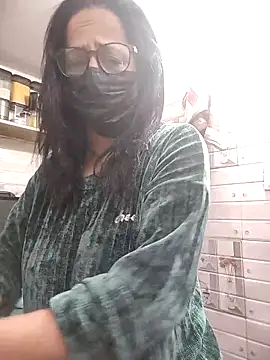 Snapshot of meenu_bhabhi547 chatting on 12/19/25, 03:10 meenu bhabhi547 online show from 12/19/25, 03:10