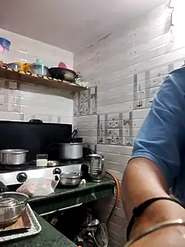 Snapshot of meenu_bhabhi547 chatting on 10/23/25, 02:43 meenu bhabhi547 online show from 10/23/25, 02:43