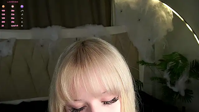 Snapshot of MarciDarugar chatting on 10/31/25, 03:08 MarciDarugar online show from 10/31/25, 03:08