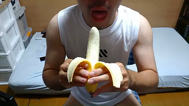 Snapshot of erosuke9 chatting on 10/05/25, 08:32 erosuke9 online show from 10/05/25, 08:32