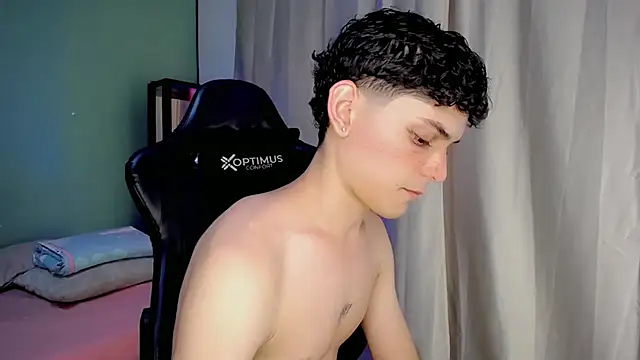 dilan hott  online show from 11/14/25, 08:23