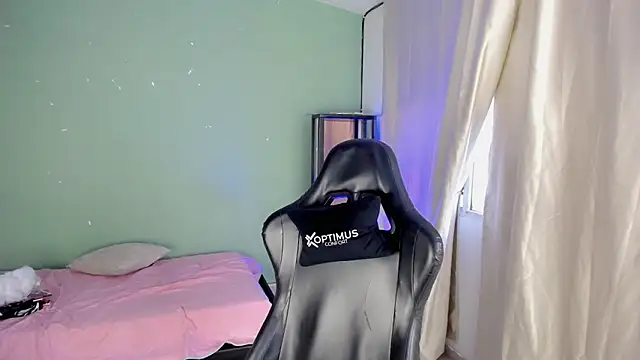 dilan hott  online show from 11/01/25, 08:25