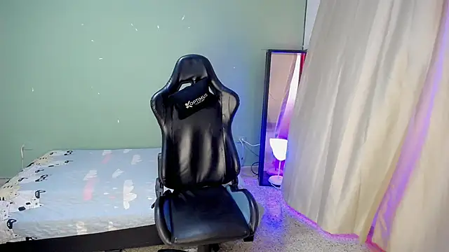 dilan hott  online show from 11/07/25, 08:24