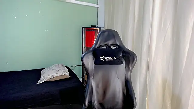 dilan hott  online show from 11/27/25, 07:47