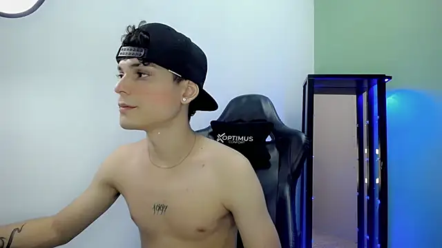 dilan hott  online show from 12/01/25, 07:37