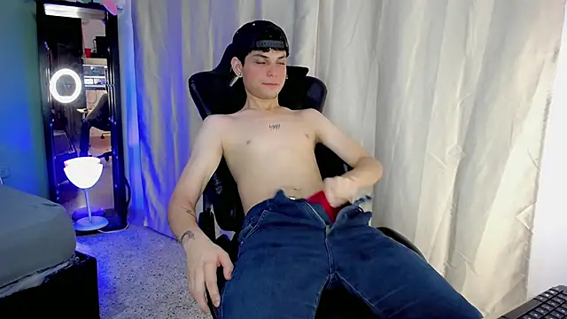 dilan hott  online show from 10/15/25, 08:17