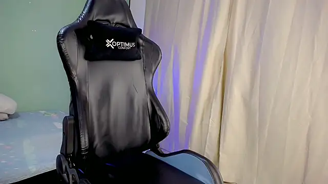 dilan hott  online show from 11/08/25, 08:45