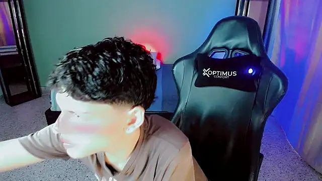 dilan hott  online show from 09/17/25, 08:33