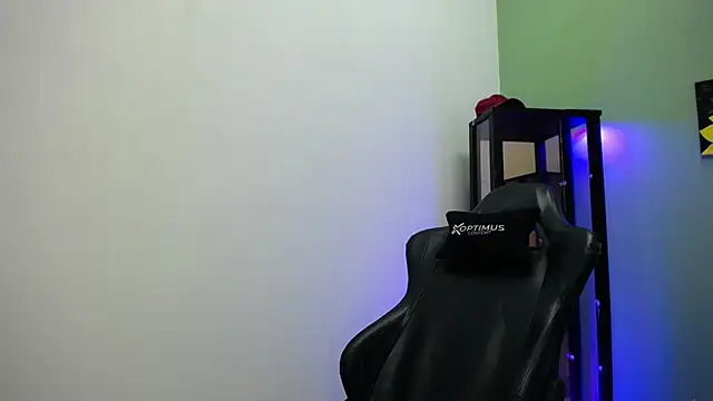 dilan hott  online show from 12/14/25, 02:55