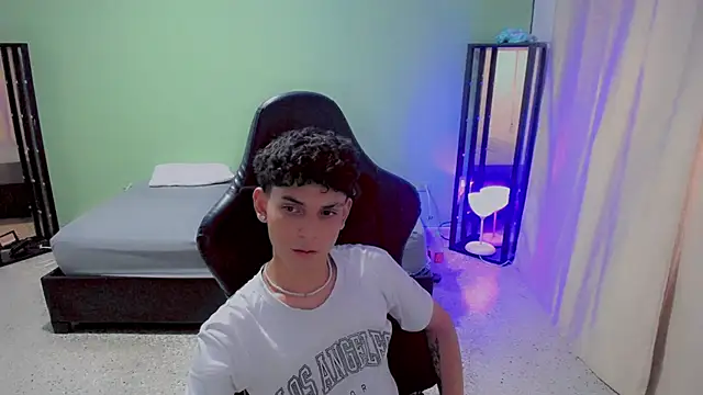 dilan hott  online show from 09/19/25, 09:19