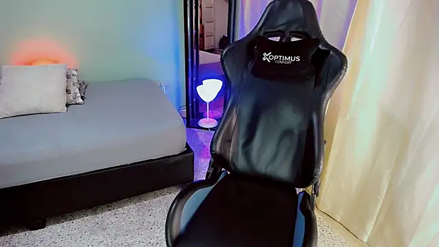 dilan hott  online show from 10/10/25, 08:42