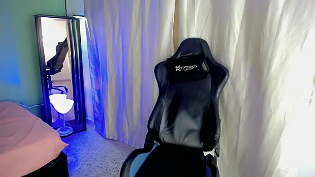 dilan hott  online show from 11/18/25, 08:01