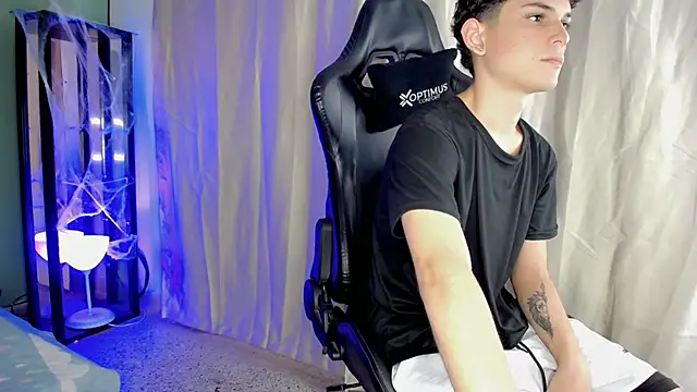 dilan hott  online show from 10/28/25, 08:08