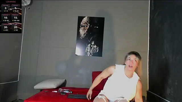 Snapshot of AliceFit_212 chatting on 04/18/26, 11:23 AliceFit 212 online show from 04/18/26, 11:23