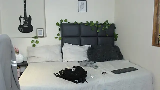 Snapshot of Amnesia_ chatting on 09/22/25, 12:44 Amnesia online show from 09/22/25, 12:44