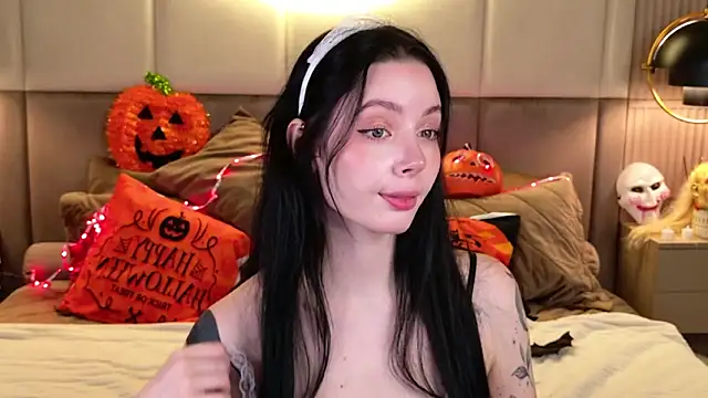 Goldy Stark online show from 10/31/25, 08:49