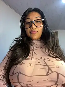 Snapshot of SharaRous chatting on 02/01/26, 01:04 SharaRous online show from 02/01/26, 01:04