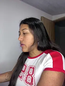 Snapshot of SharaRous chatting on 12/20/25, 12:35 SharaRous online show from 12/20/25, 12:35